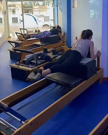 Alumnas entrenando en una fila de reformers en la sede de Arenales
