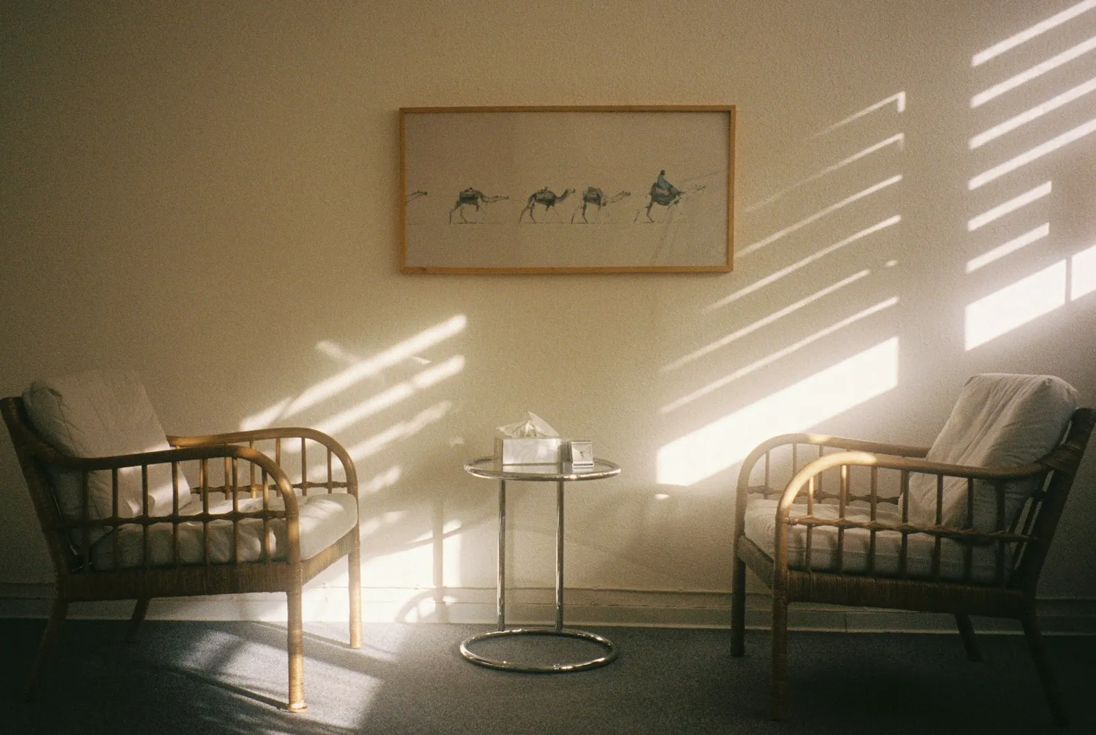 Dos sillones enfrentados con luz natural, un espacio de consulta tranquilo