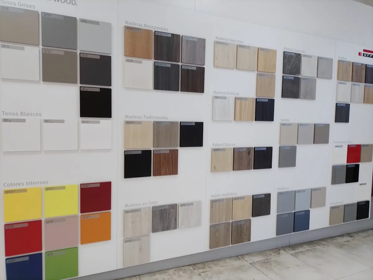 Muestrario en la pared con placas de melamina de distintos colores y vetas de madera
