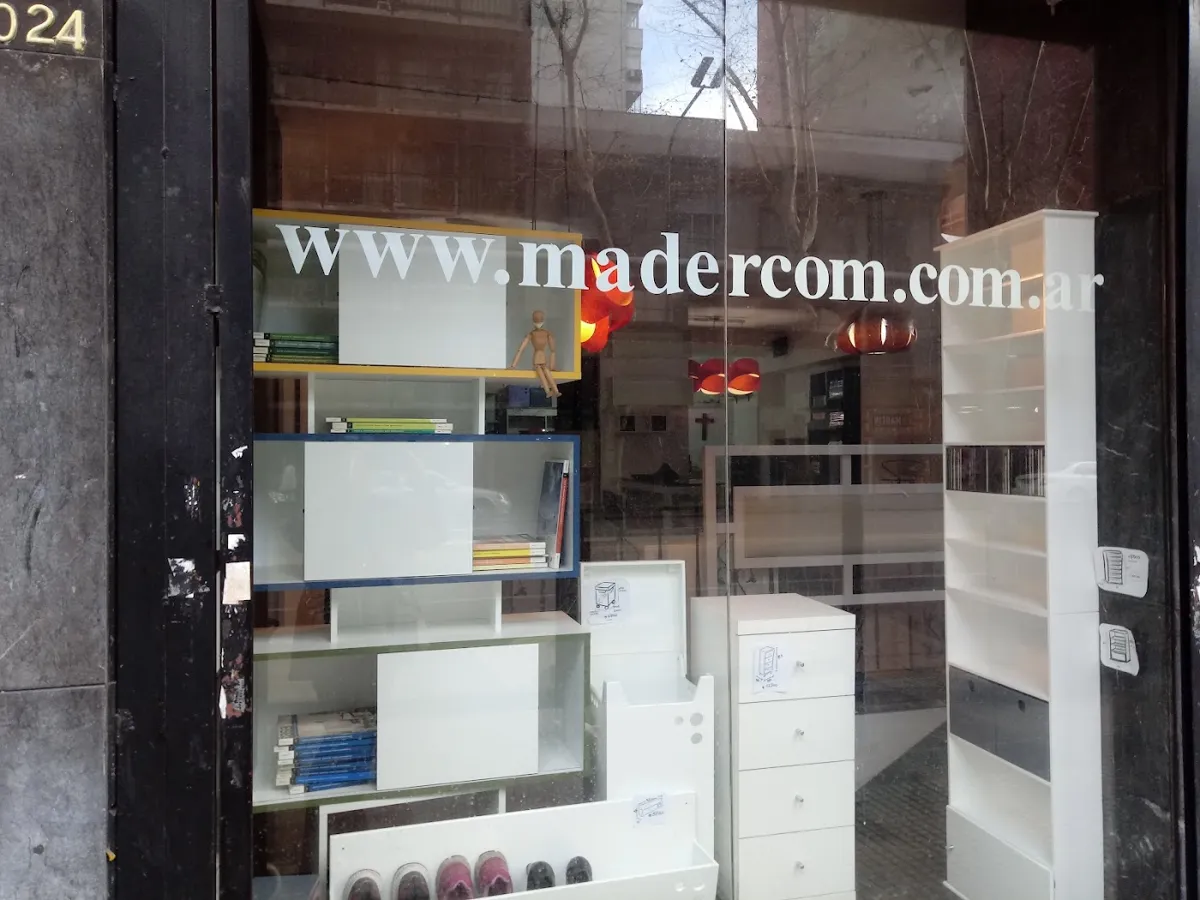 Vidriera del local de Las Heras 2026 con el cartel madercom.com.ar y muebles blancos