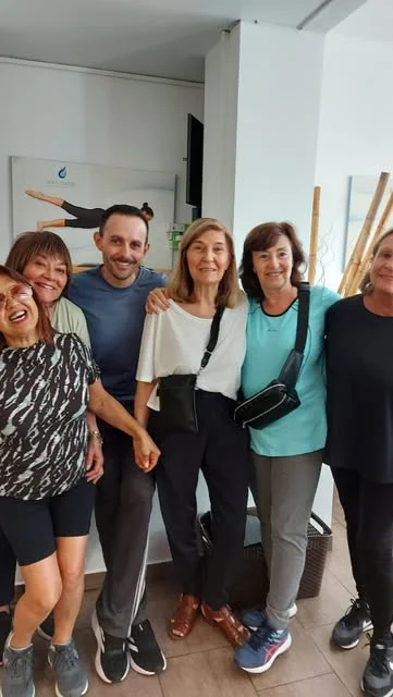 El profe Ari sonriendo junto a cinco alumnas en el estudio