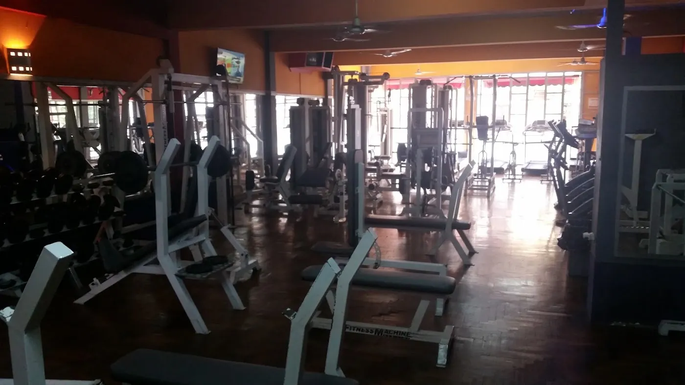 Sala de musculación con máquinas y ventanales